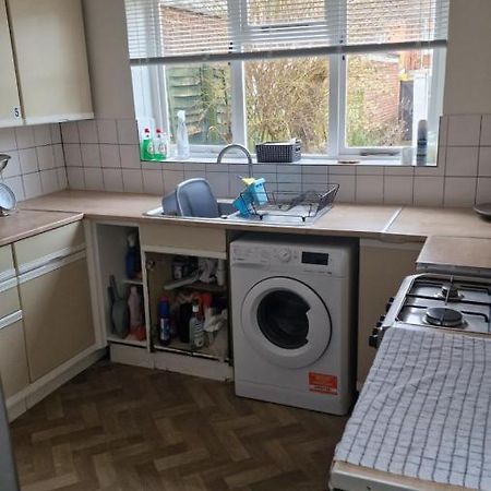 Mike'S Homestay Eastleigh Eksteriør billede
